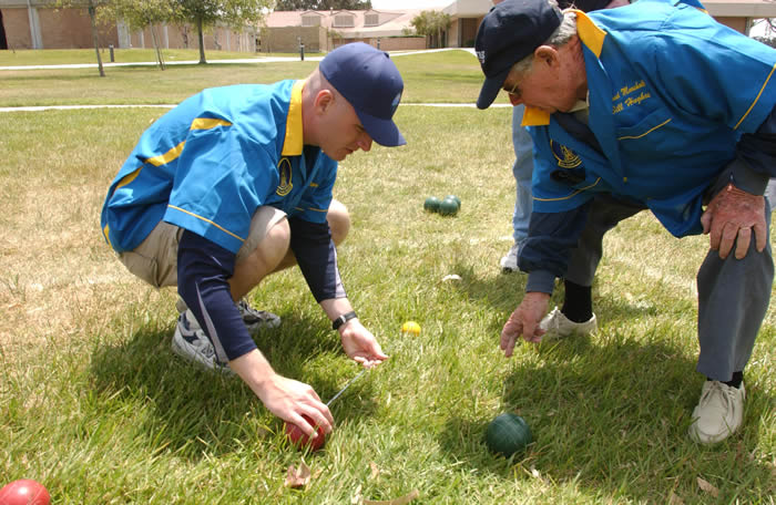 Des seniors jouant au bocce